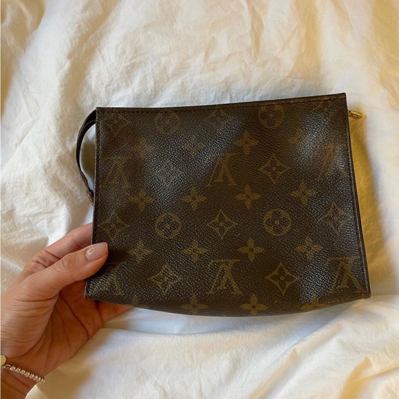 LOUIS VUITTON Monogram Cosmetic Pouch 19 - Picture 6 of 8